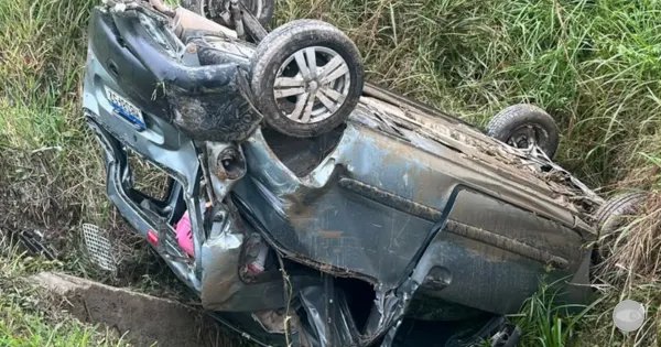 Carro capota após sair da pista na BR-470, em Apiúna