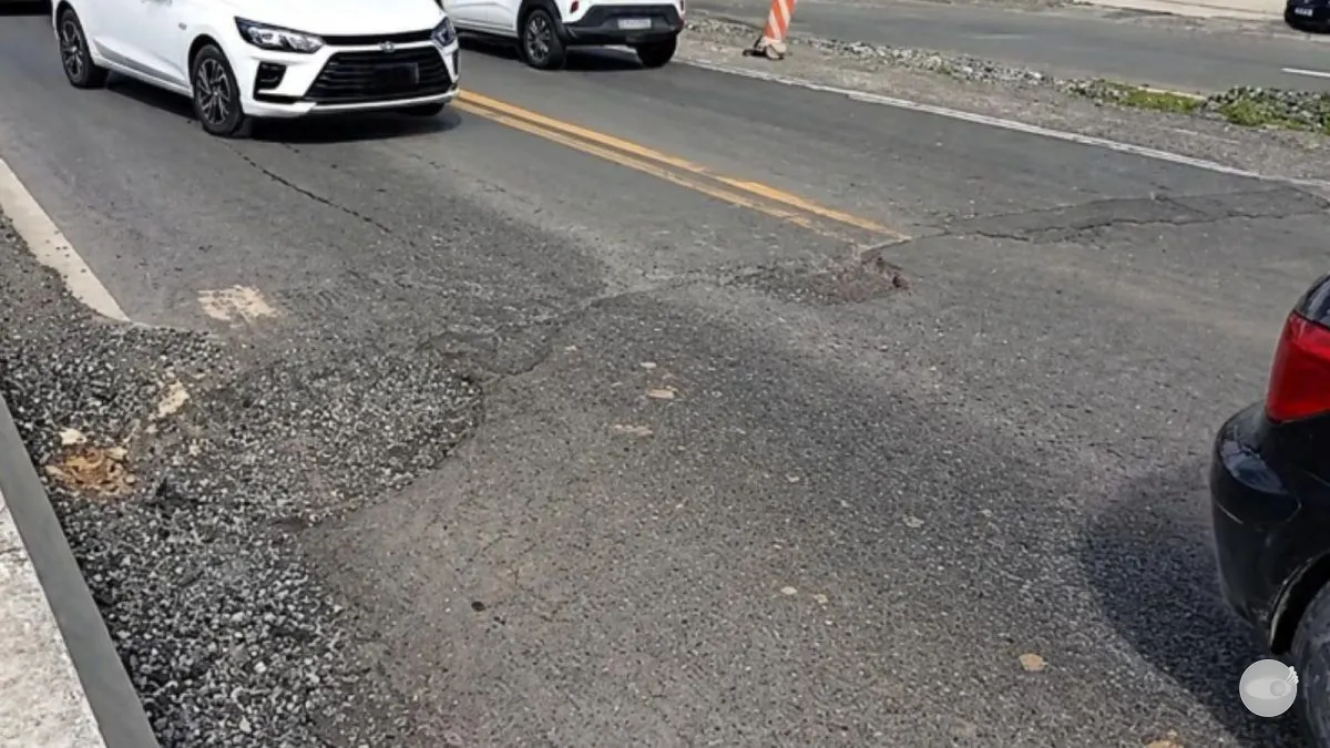 Buracos na BR-470 em Blumenau obrigam motoristas a usar contramão
