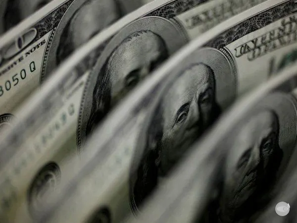 Mercado financeiro tem dia histórico com disparada do dólar e tombo na bolsa