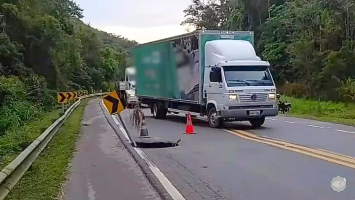 Cratera reabre na BR-470 em Apiúna horas após reparo emergencial