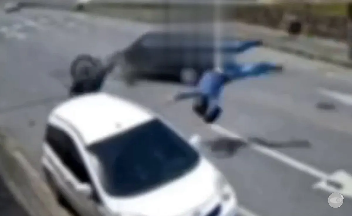 Motociclista é lançado longe após colidir com carro em avenida de Indaial