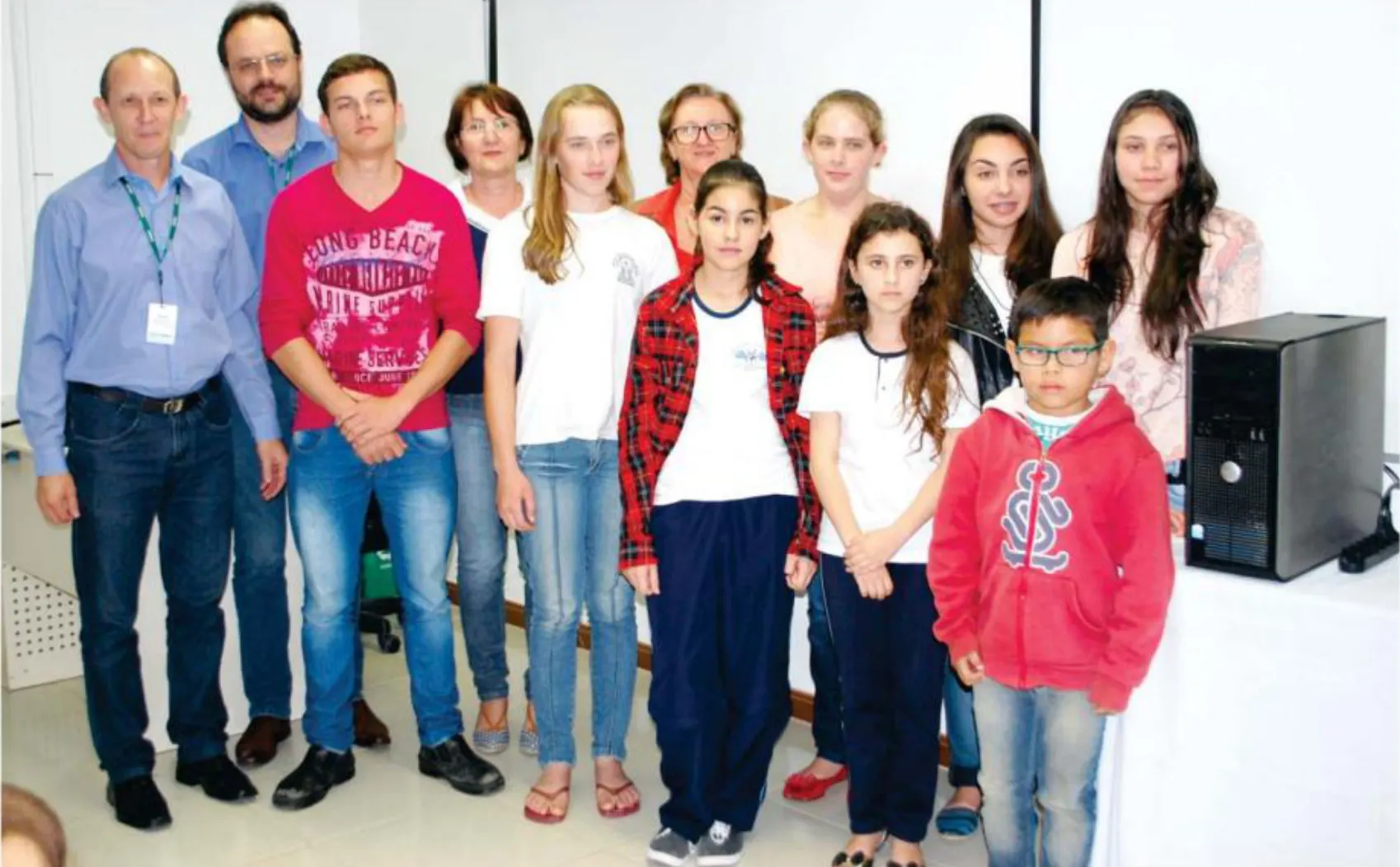 Alunos de Ascurra recebem computador