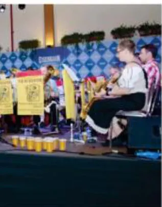 Orquestra alemã com 38 integrantes encanta público na Oktoberfest