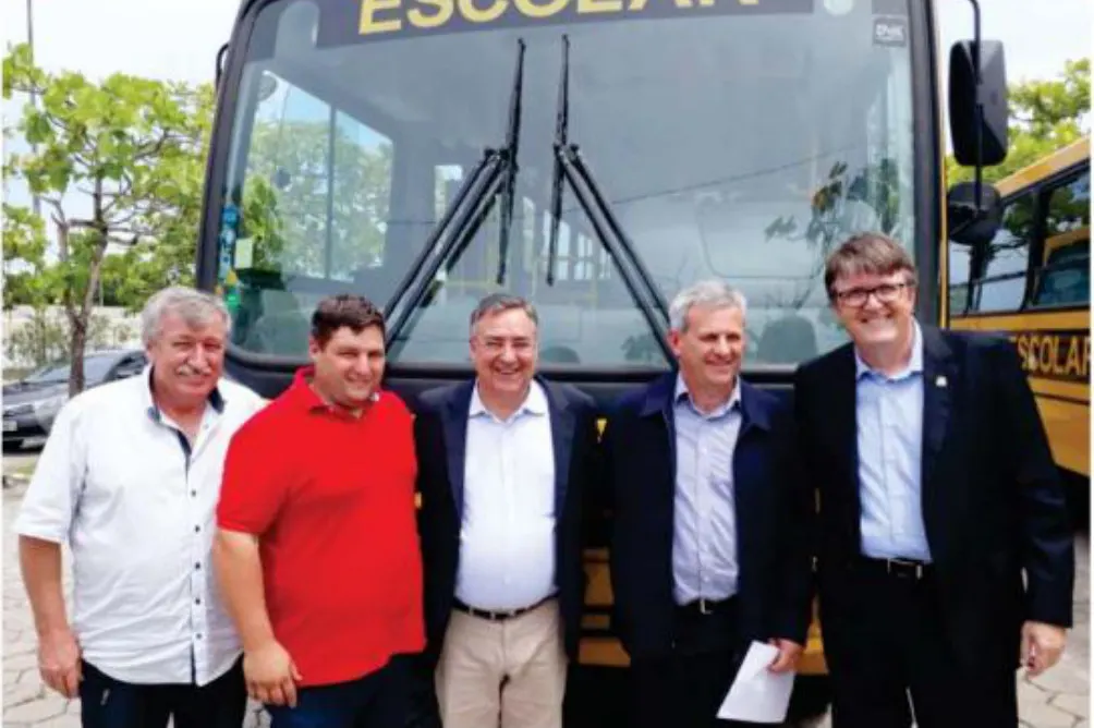 Governo do Estado entrega ônibus para Ascurra