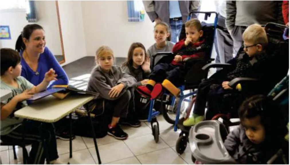 Alunos do Colégio São Paulo levam alegria à APAE de Rodeio