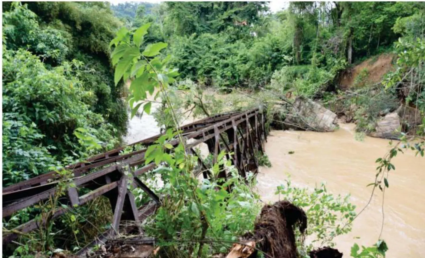Antiga ponte da Estrada de Ferro Santa Catarina no centro de Apiúna cai sobre o Rio Neisse