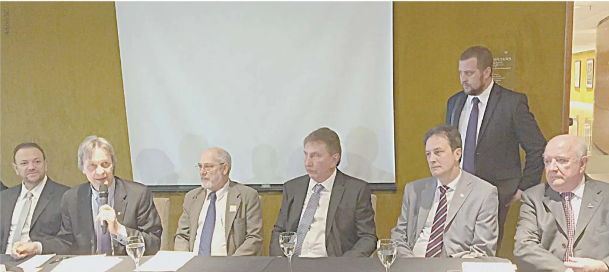 “Não existe aprofundamento da democracia sem a regionalização”