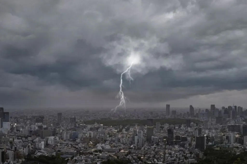 Frente fria provoca alerta de chuvas intensas no Brasil nesta segunda-feira