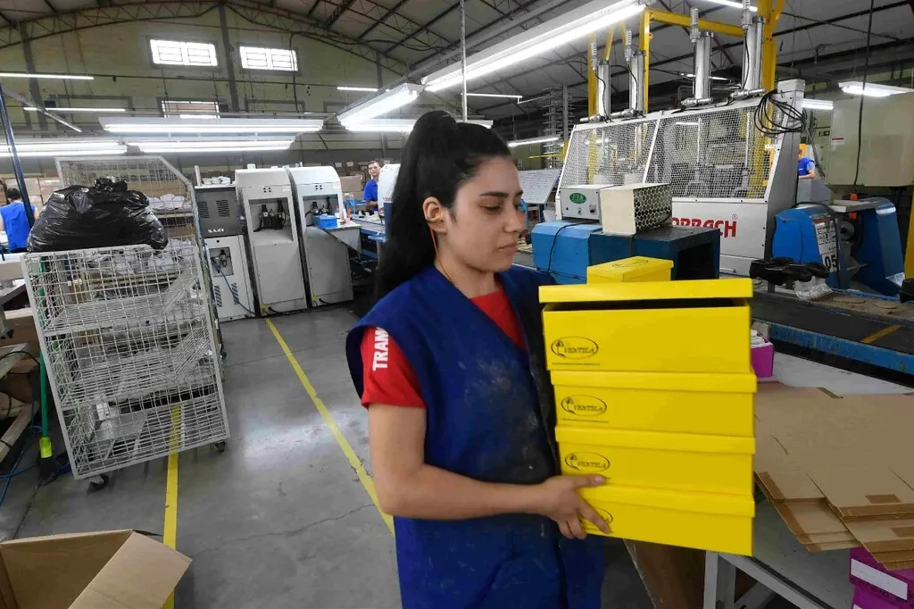 Indústria da transformação registra aumento em quatro de seis indicadores