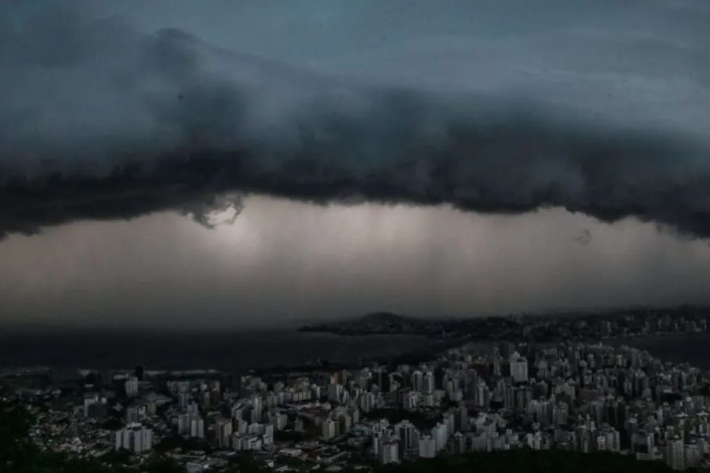Santa Catarina enfrenta dia de alagamentos e ventos de 75 km/h