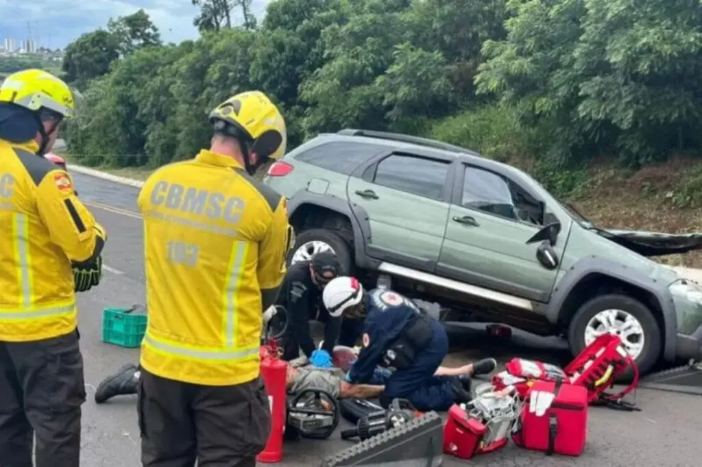 Carreta deixa o local após colisão que matou homem na BR-282 em Xanxerê