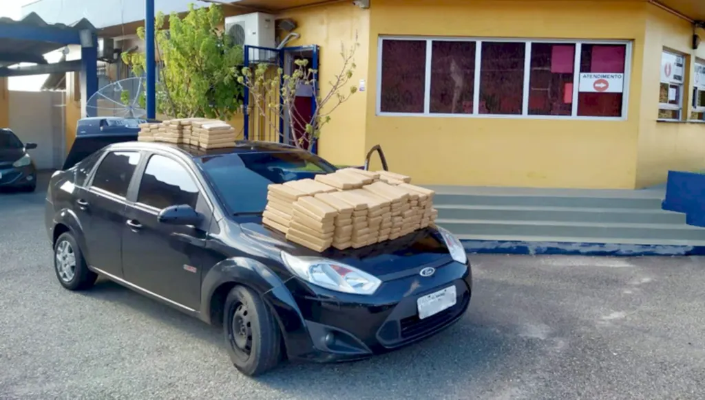 Veículo com placas de Pomerode é apreendido com mais de 200 kg de maconha