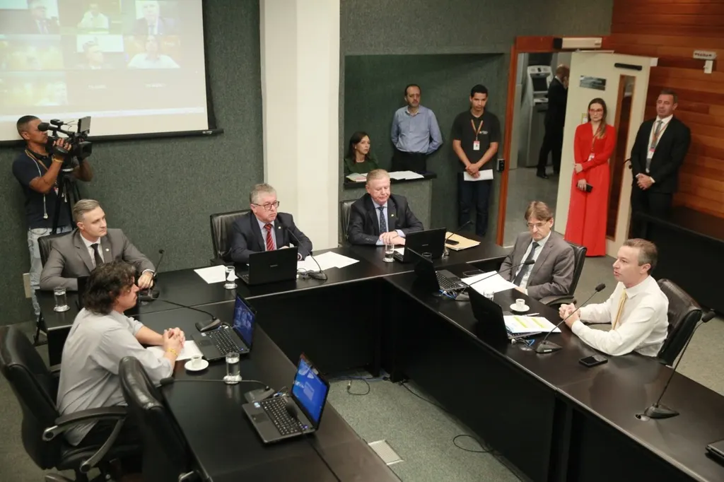 Napoleão repudia paralisação de obras em SC