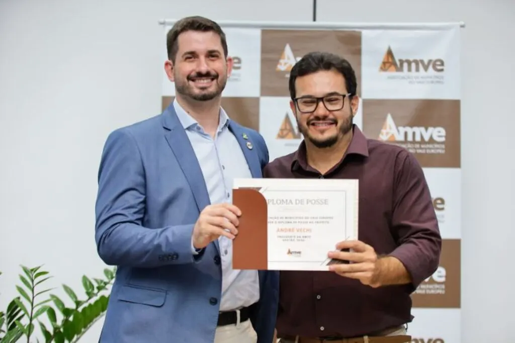 André Vechi assume presidência da Amve e destaca mobilidade, defesa civil e cidades inteligentes como prioridades