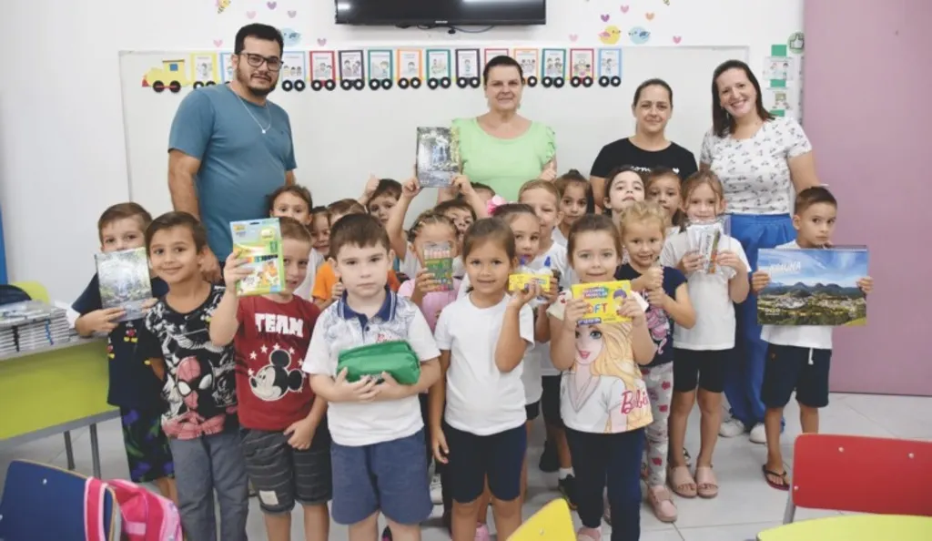Mais de meio milhão de reais em Kits de Material Escolar