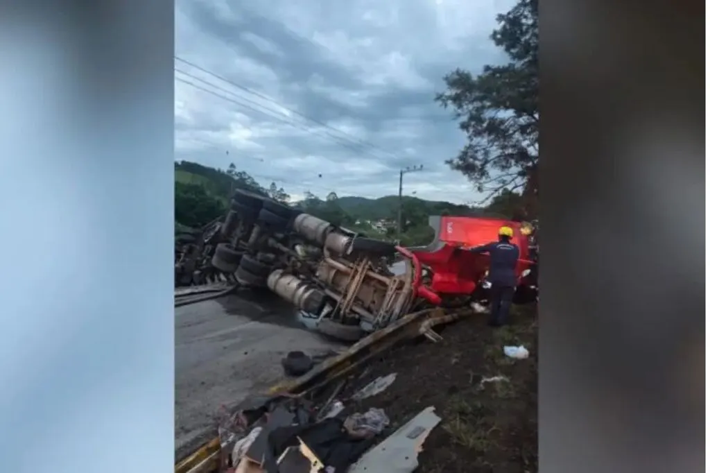 Caminhoneiro morre após colisão entre caminhões na BR-282 em Águas Mornas