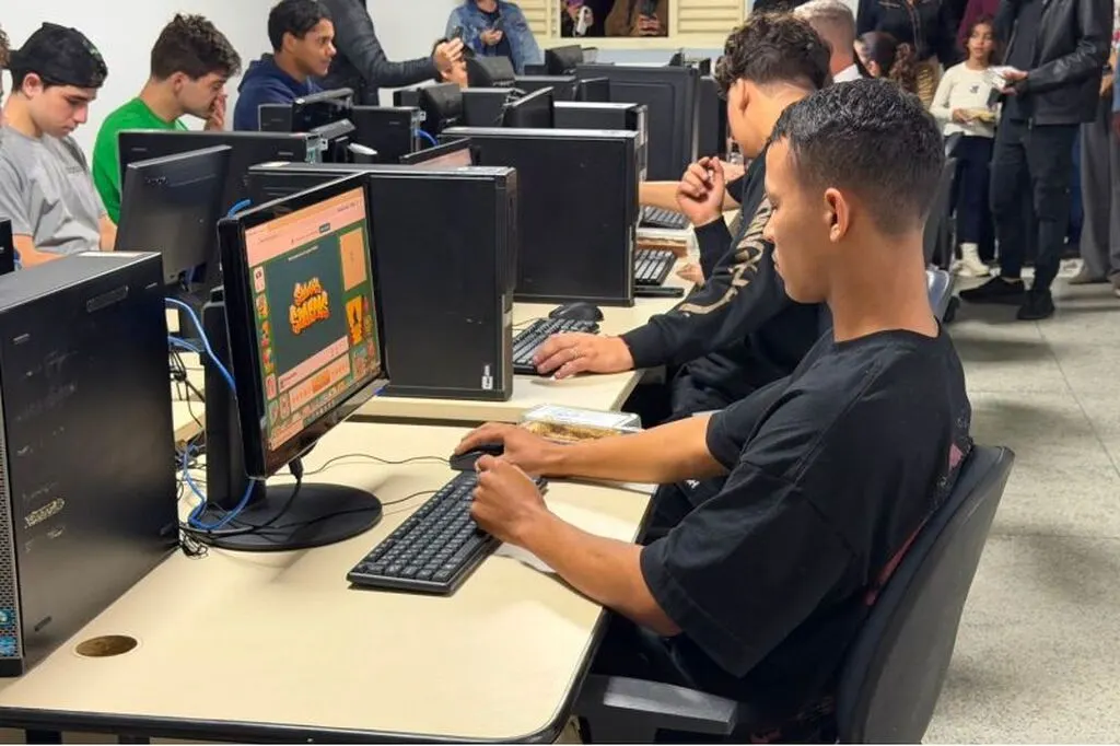 Qualifica+ leva sala de tecnologia ao Limoeiro e oferece cursos gratuitos
