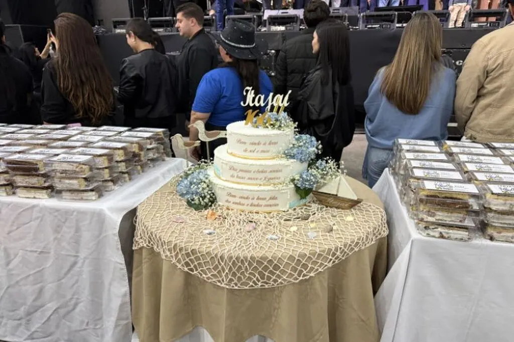 Itajaí celebra 166 anos com corte de bolo e distribuição de 4 mil fatias no Centreventos