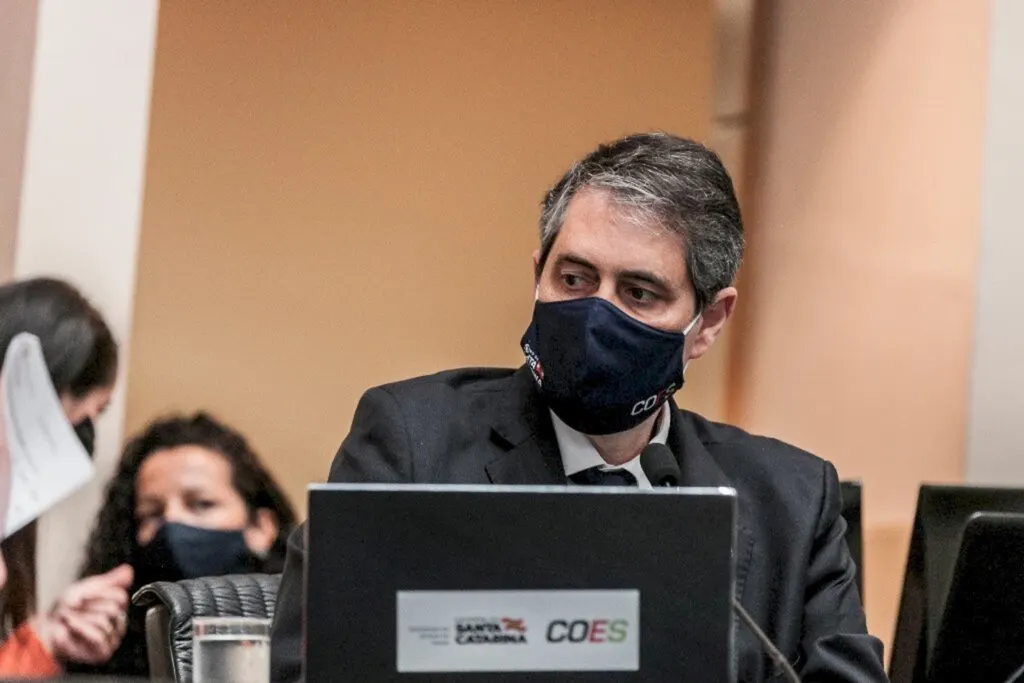Secretário André Motta publica nota de repúdio contra Ivan Naatz