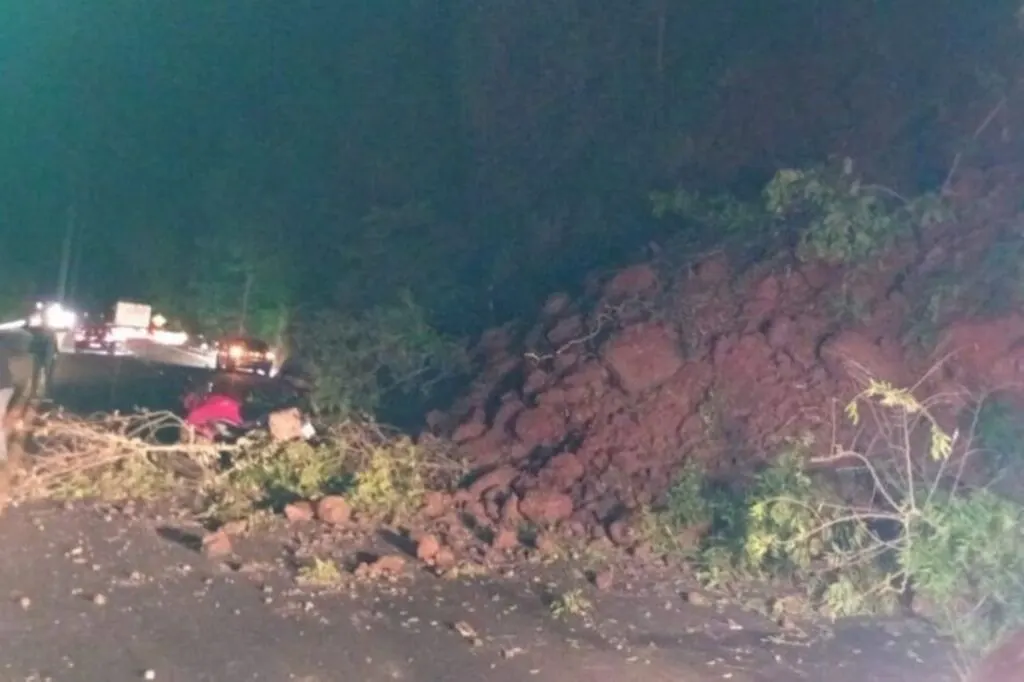 Motociclista é atingido por deslizamento de terra na BR-282 em Nova Itaberaba