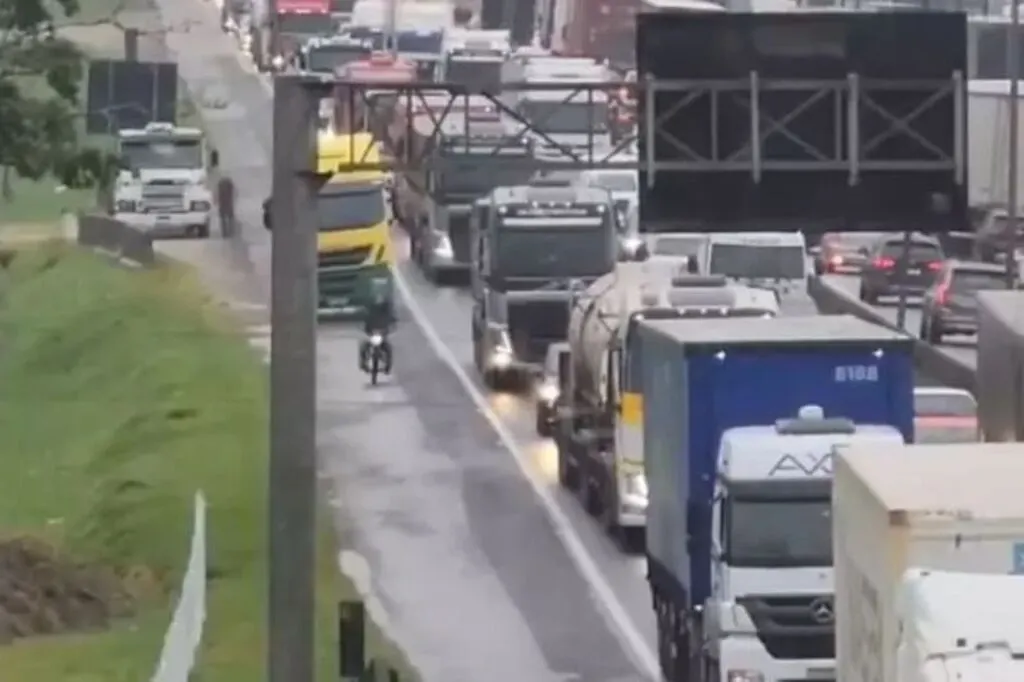 Acidente na BR-101 em Itajaí deixa duas mortes e fila