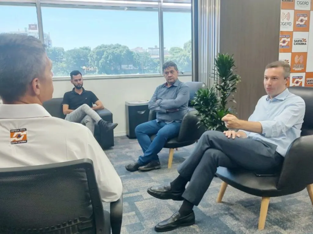 Napoleão Bernardes e os prefeitos de Ascurra e Rodeio são recebidos na Defesa Civil