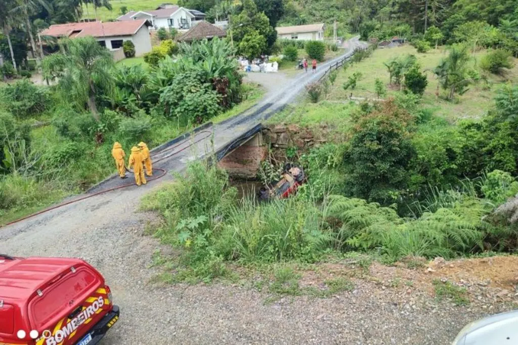 Motorista sobrevive a acidente e enfrenta ataque de abelhas em Rio do Sul