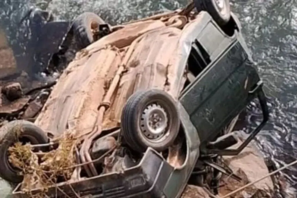 Motorista é resgatado após carro despencar em ribanceira em Apiúna