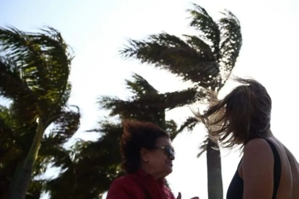 SC tem alerta de perigo para ventos costeiros e “invasão” de areia na orla
