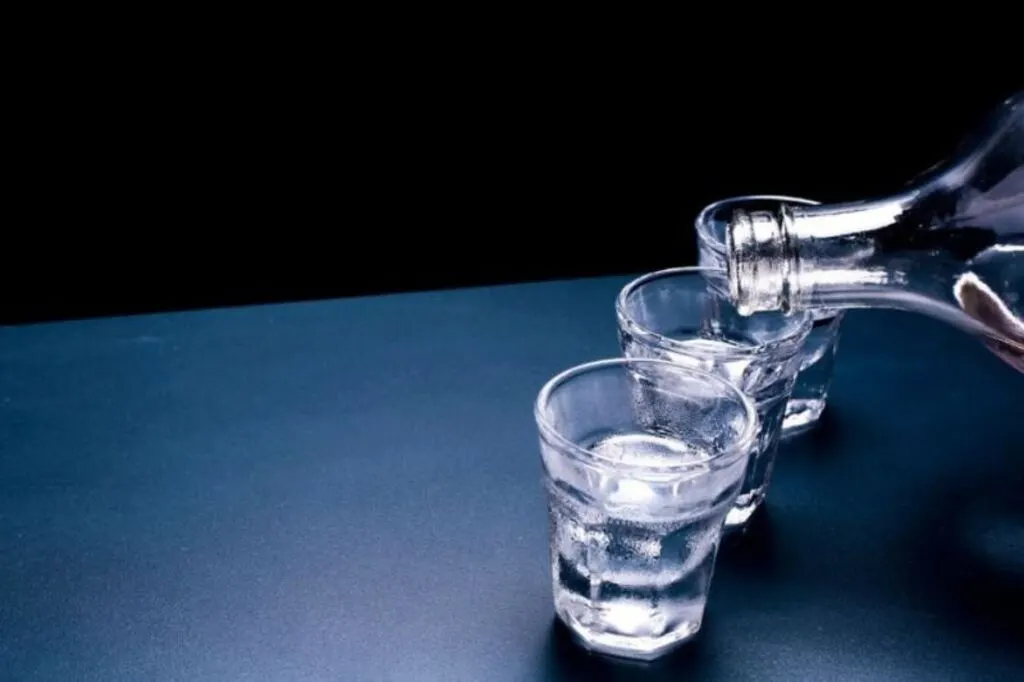 Mortes por bebidas adulteradas com metanol acendem alerta no Brasil