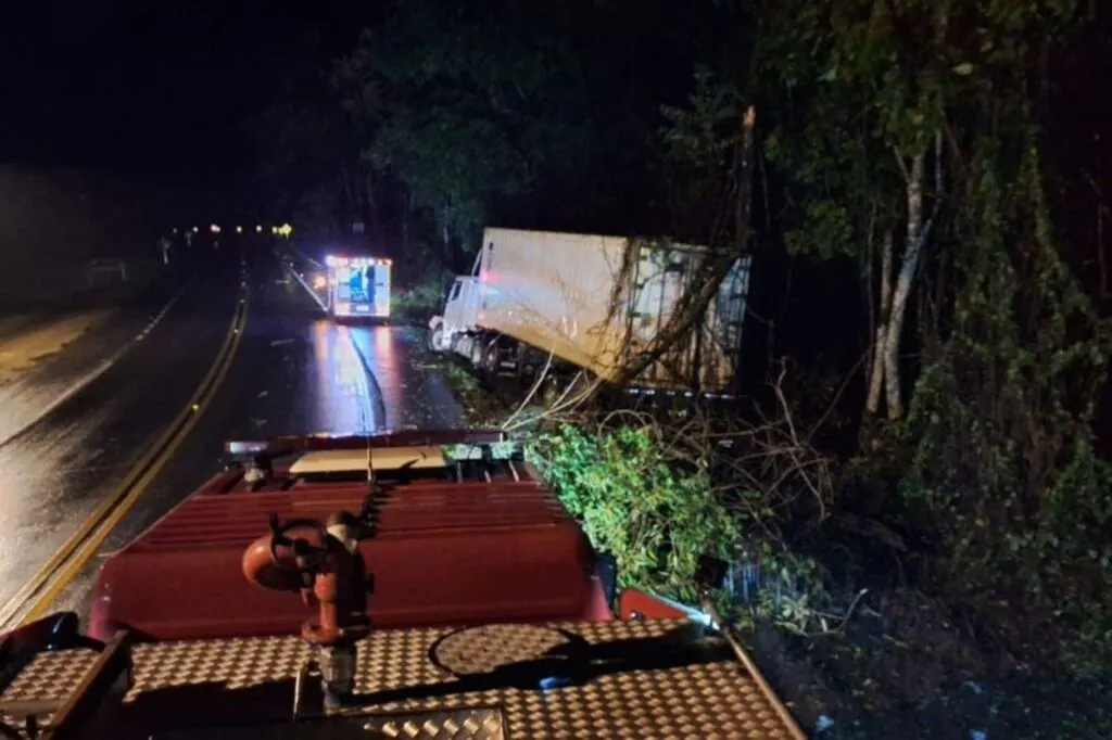 Carreta tomba na BR-470 em Apiúna e mobiliza equipes de resgate