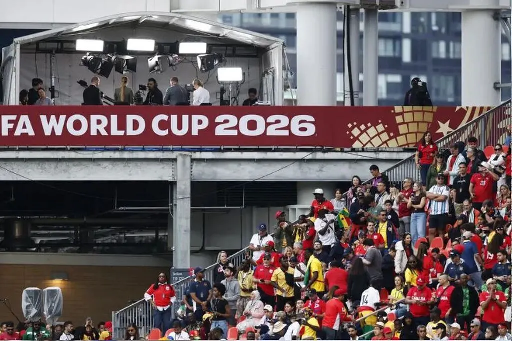 Paixão pelo futebol expõe população à publicidade de bets, alerta Idec
