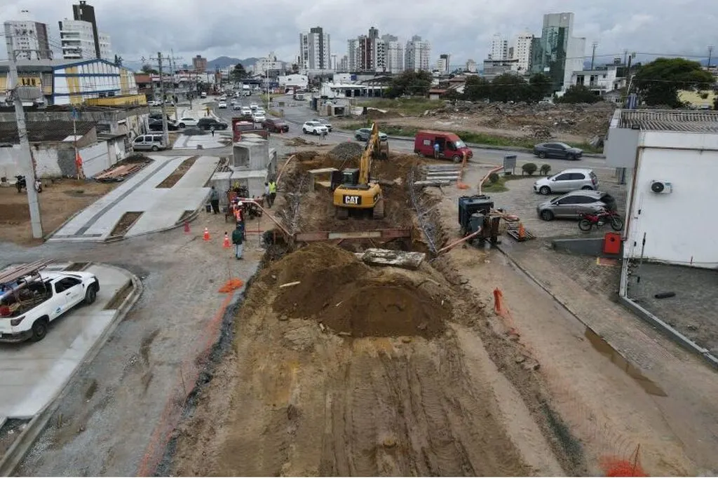 Trânsito interrompido na Av. Irineu Bornahusen; desvios mantêm fluxo a partir de quarta (20)