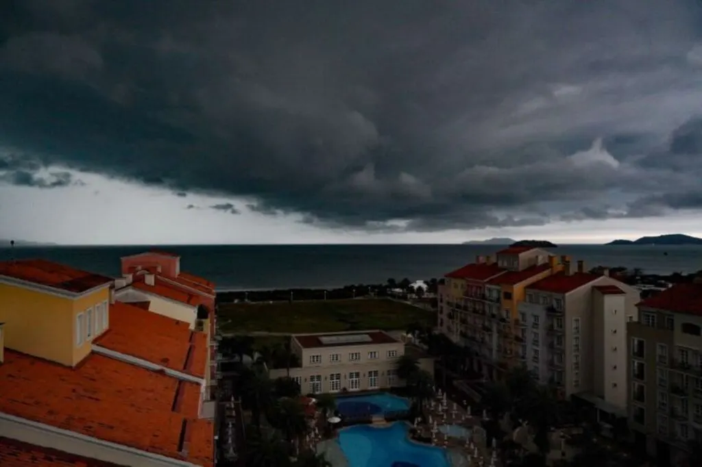 Frente fria e Ciclone Extratropical provocam temporais, ventos fortes e mar agitado em Santa Catarina