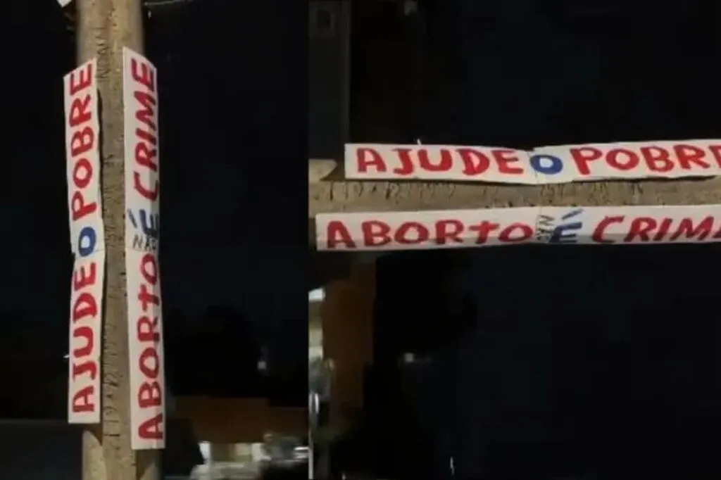Placas com mensagens são fixadas irregularmente em postes de Timbó