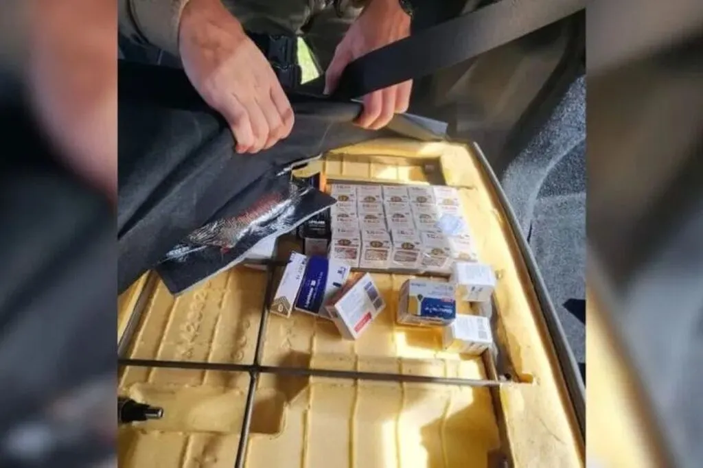 Casal é preso com canetas emagrecedoras clandestinas escondidas em banco de carro na BR-282