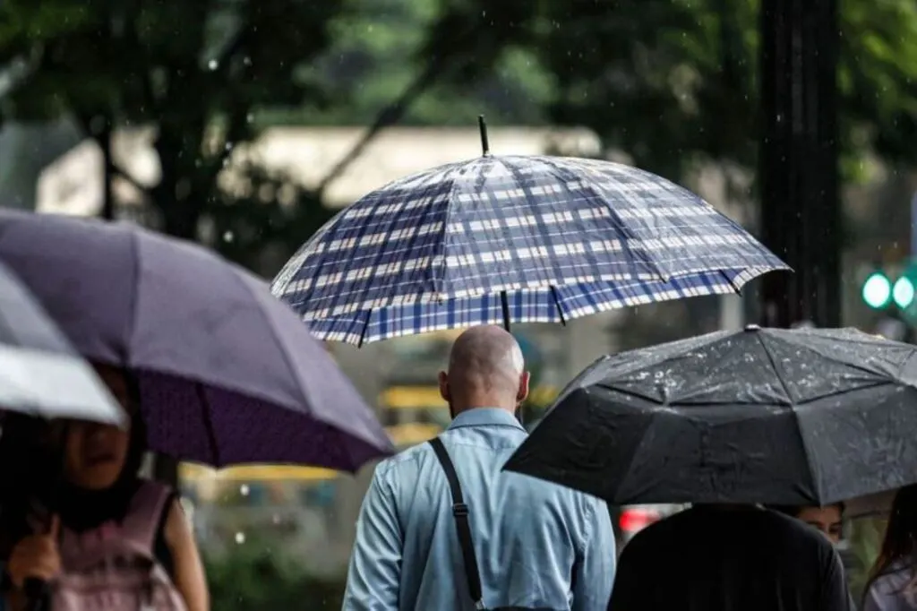 Primeiro ciclone de 2026 aproxima-se do Brasil: Veja os 5 estados em alerta